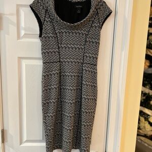 Ladies Size 8 White House Black Market Zigzag Midi Dress GUC